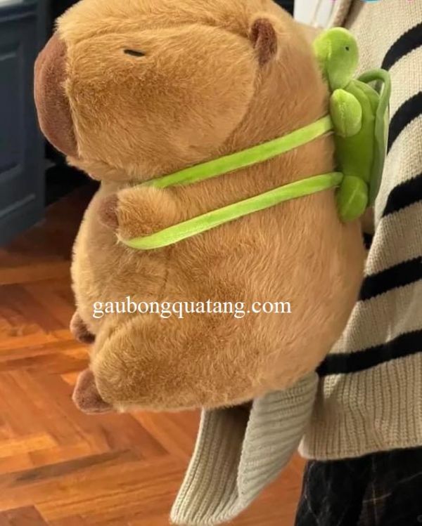 gau bong capybara deo balo